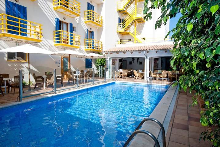 Hôtel pour 3 personnes, avec vue et piscine ainsi que balcon et sauna