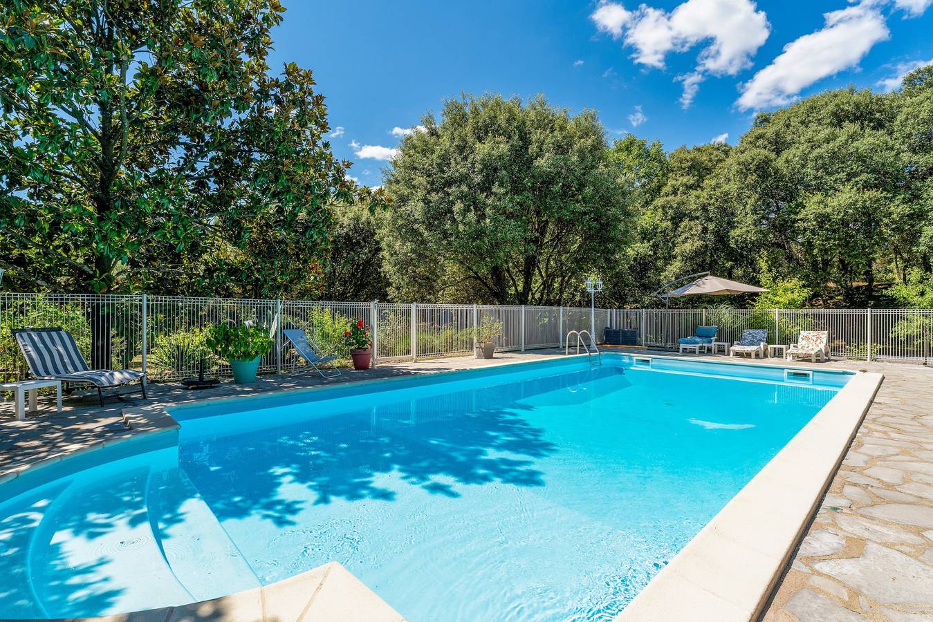 Ferienhaus 'Les Taillades' mit Gemeinschaftspool, privater Terrasse und Wi-Fi in Mialet, Cevennen