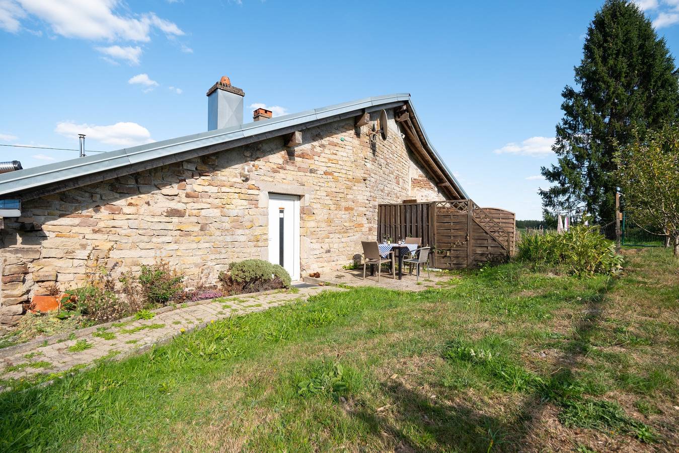 Ganze Wohnung, Appartement „Maison Principale“: Bergblick, private Terrasse und Wlan in Xertigny, Épinal und Umgebung