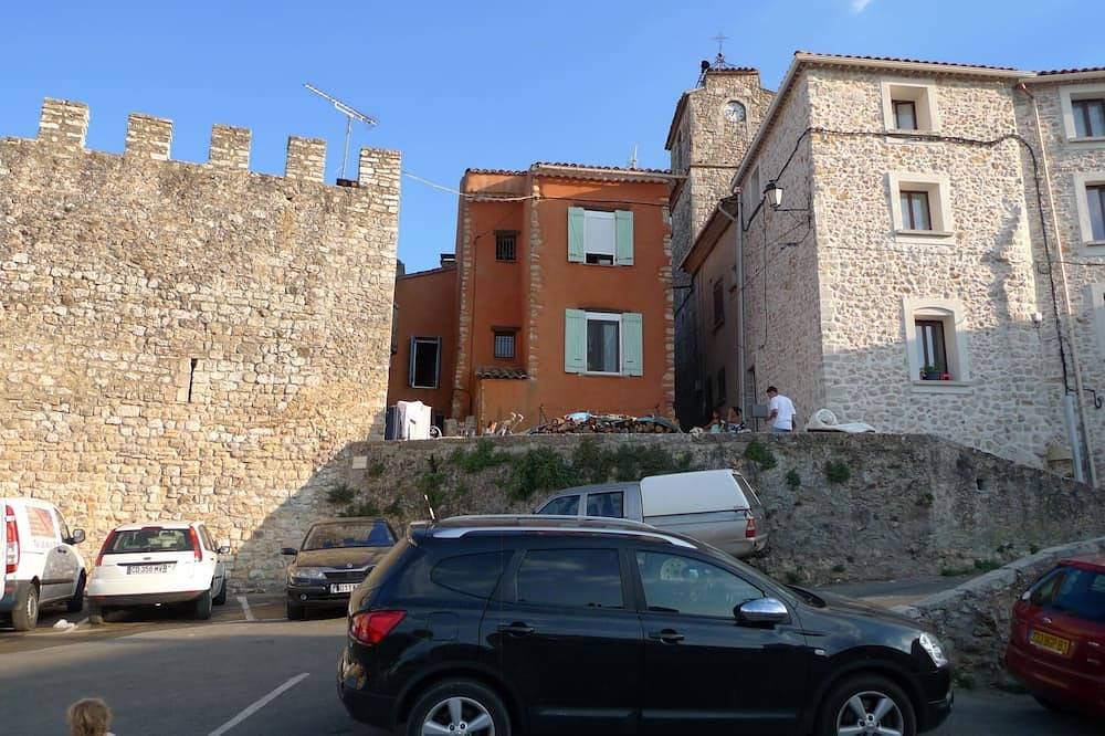 Small village house with terrace in Montmeyan in Montmeyan, Région de Brignoles