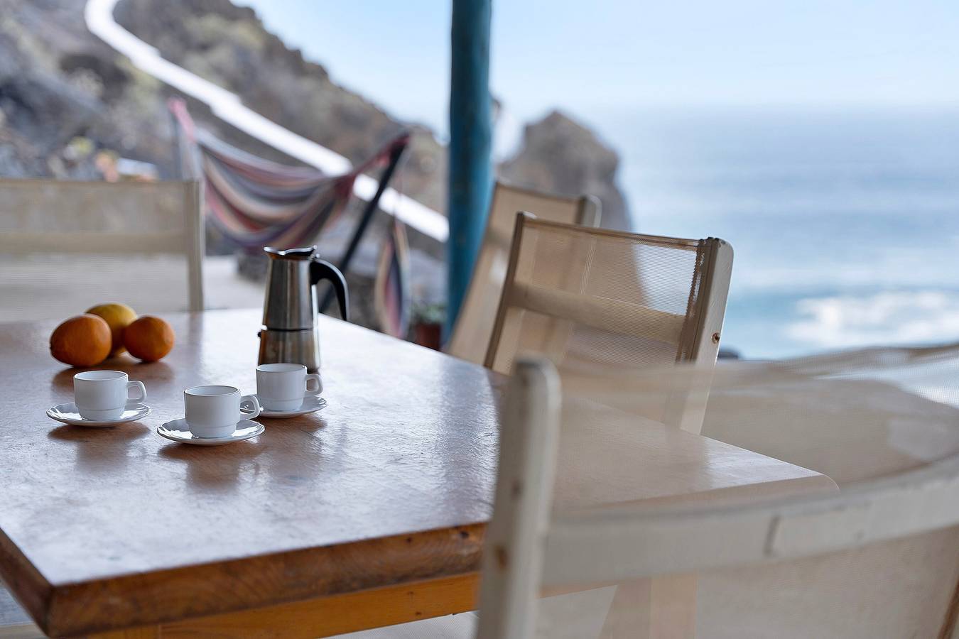 Casa de vacaciones 'Casa Cueva El Pozo' con vistas al mar, terraza privada y jardín privado in El Pozo de las Calcosas, Valverde