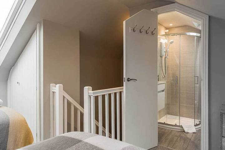 5-Br Home w/ Garden, Near Cheltenham Race Course in Cheltenham, Gloucestershire