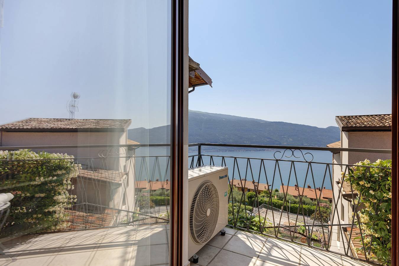 Ganze Wohnung, Ferienwohnung 'Il Campanile' mit Blick auf den See, Wi-Fi und Klimaanlage in Oldesio, Tignale