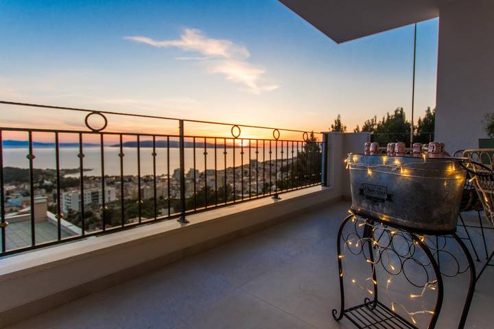 Ferienwohnung für 4 Personen, mit Balkon/Terrasse und Pool in Makarska