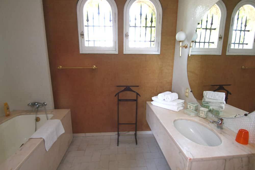 The house in the woods with swimming pool between Verdon and the Mediterranean in Trans-en-Provence, Draguignan region