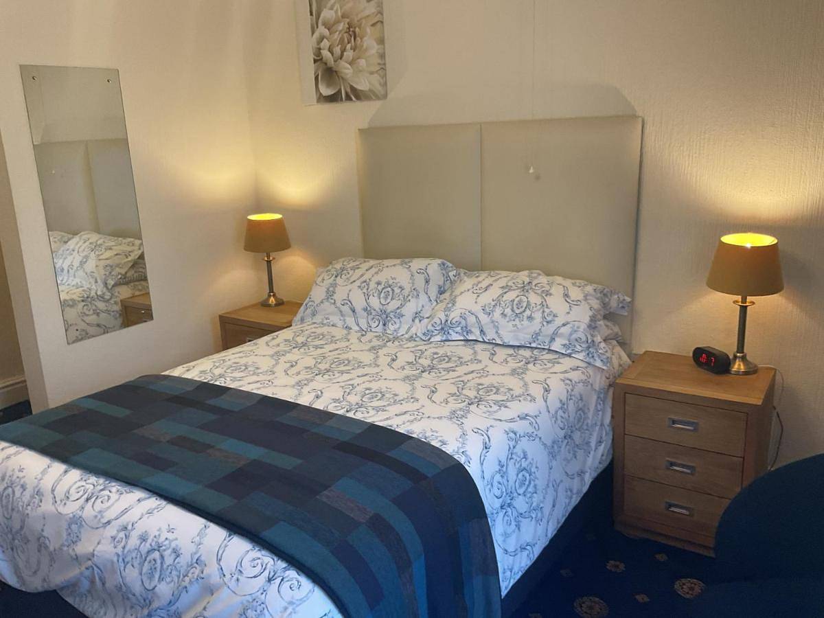 Ensuite Twin Room in Dolgellau, Snowdonia