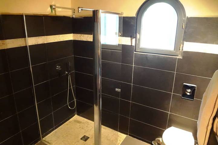 Appartement entier, Au calme à Uzès 70m² clim: 2ch., 5 pers., piscine10X5, gd jardin, terrasse, Wifi in Uzès, Région de Nîmes