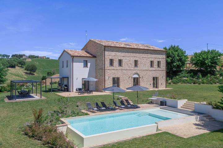 Casa vacanza per 12 persone, con giardino e piscina, con animali domestici a Filottrano