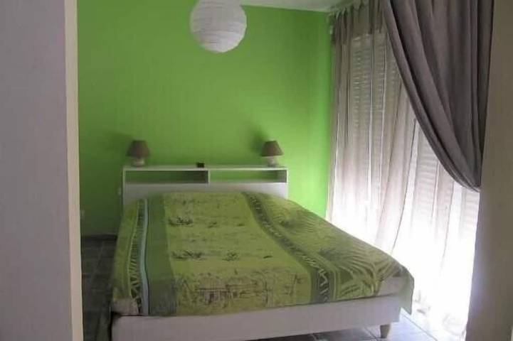 Gîte pour 4 personnes, avec piscine ainsi que terrasse et jardin à Taillades - 4