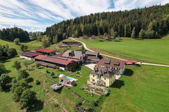 Ferienwohnung für 4 Personen, mit Balkon und Terrasse sowie Whirlpool und Garten