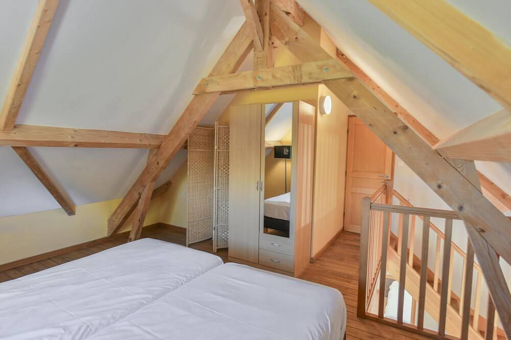 Schönes Haus im Ferienpark mit großem Pool in Lacapelle-Marival, Lot