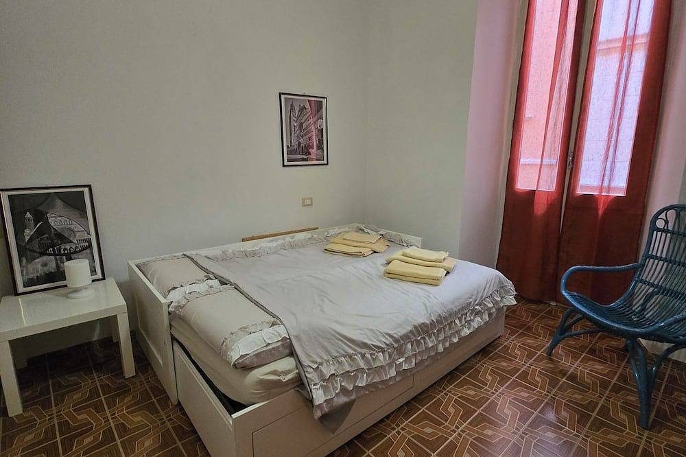 Entire apartment, \"Libiam nè lieti calici\" dwells at the foot of the Torrazzo dedicated to music. in Cremona, Cremona Province
