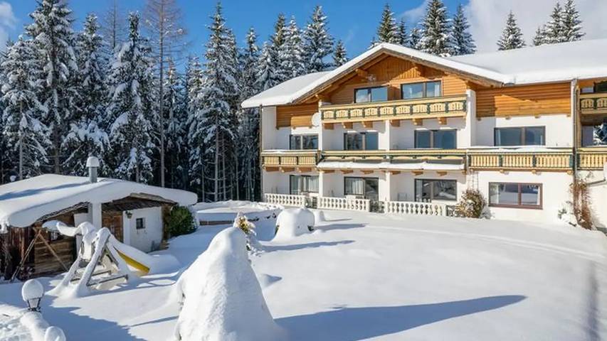 Hôtel pour 4 personnes, avec sauna ainsi que piscine et jardin, animaux acceptés