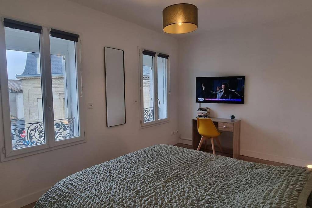 Appartement entier, Appart le Rétro Chic - Entièrement rénové en hyper centre - Terrasse et Parking privé in La Roche-Chalais, Dordogne