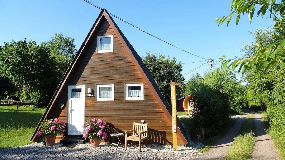 Eichhörnchen-In der Natur Zuhause-Ferienhaus mit Fass Sauna im Garten und moderner Klimaanlage in Gossersweiler-Stein, Trifelsland