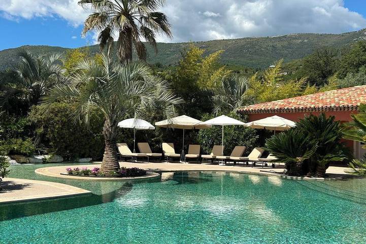Location de vacances pour 4 personnes, avec Jacuzzi et Terrasse ainsi que Jardin et Piscine à Carros