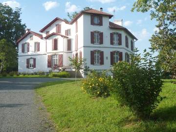 Chambre d’hôte pour 3 personnes, avec jardin et vue ainsi que piscine et terrasse à Ossès