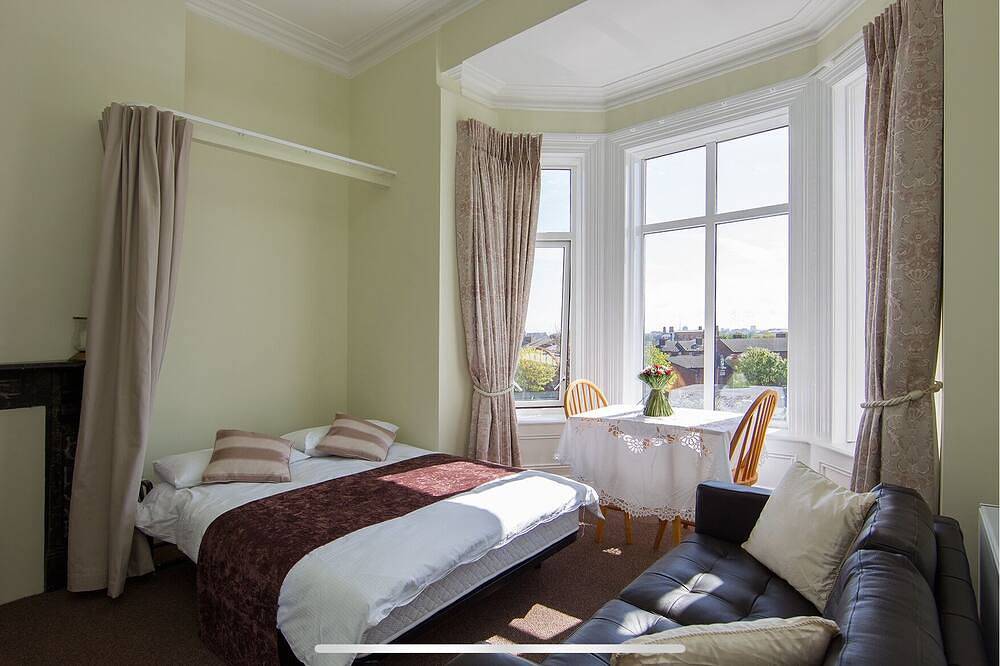 Hel lägenhet, Studio with a view over Dublin, walking distance to city & Dublin Zoo 10 min in Dublin, Dublin (grevskap)