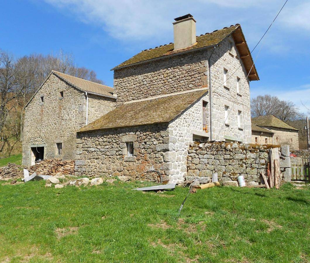Gîte au calme pleine nature près d'un ruisseau in Rieutort-de-Randon, Région de Mende