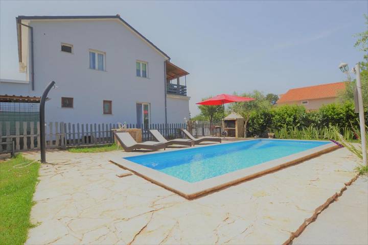Appartement de vacances pour 5 personnes, avec piscine ainsi que terrasse et jardin
