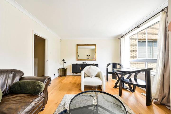 Villa for 6 people, with balcony, with pets in London