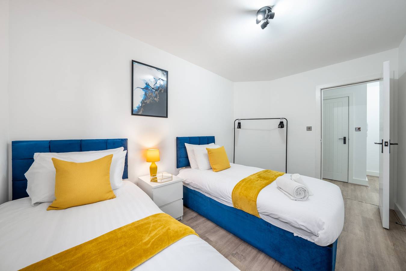 Entire holiday apartment, 3 Bed Flat - Sleeps 8 - Parking - Wifi in Newham, London