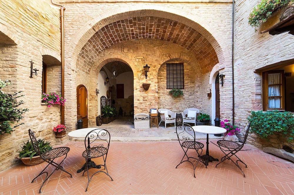 Ganze Wohnung, San Gimignano Wohnung im historischen Zentrum, Innenhof und schnelles kostenloses Wifi in San Gimignano, Siena Provinz