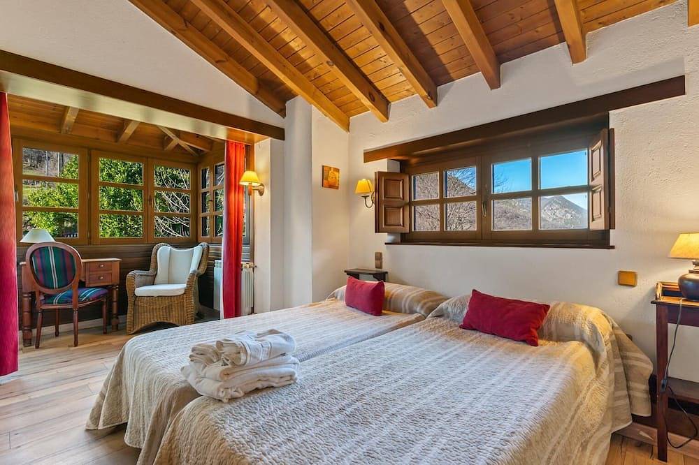 Casa de cuatro o cinco plazas con jacuzzi dentro del dormitorio de matrimonio in Quirós, Cordillera Cantábrica