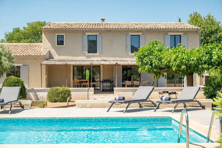 Location de vacances pour 10 personnes, avec terrasse ainsi que jardin et piscine, adapté aux familles à Eygalières - 2