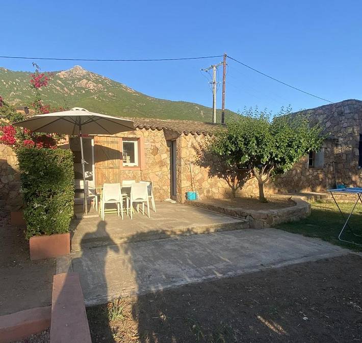 Location de vacances pour 6 personnes, avec piscine ainsi que jardin et vue à Cuttoli-Corticchiato