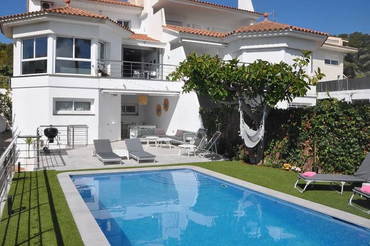 Casa de diseño con piscina privada y fantásticas vistas de Sitges. in San Pedro de Ribas, Garraf