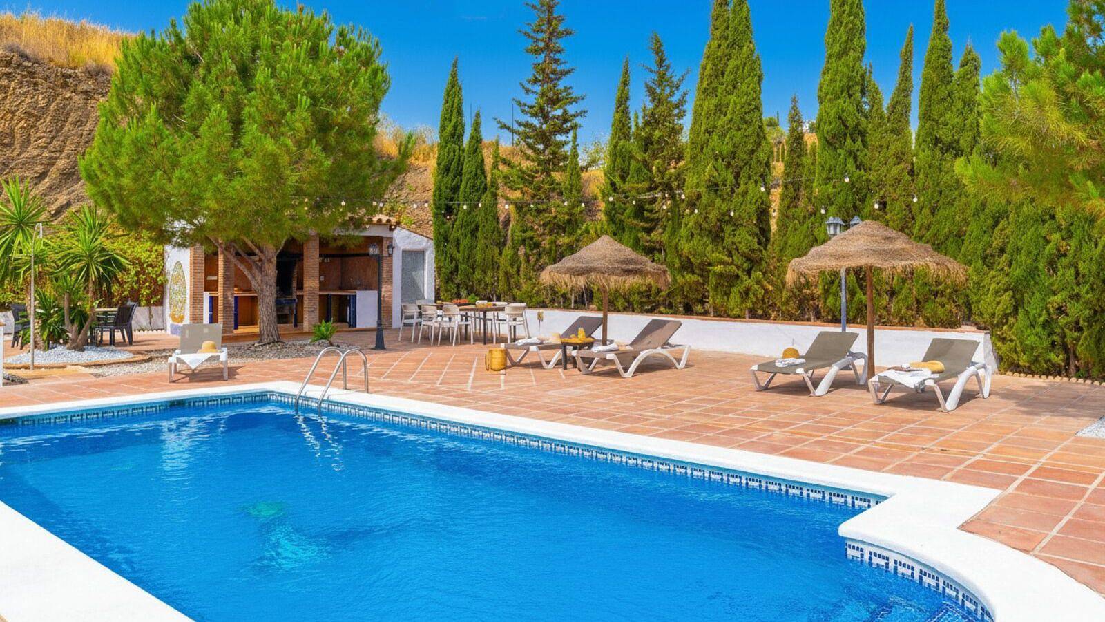 Rocio y Paloma Viñuela by Ruralidays in Los Romanes, Viñuela