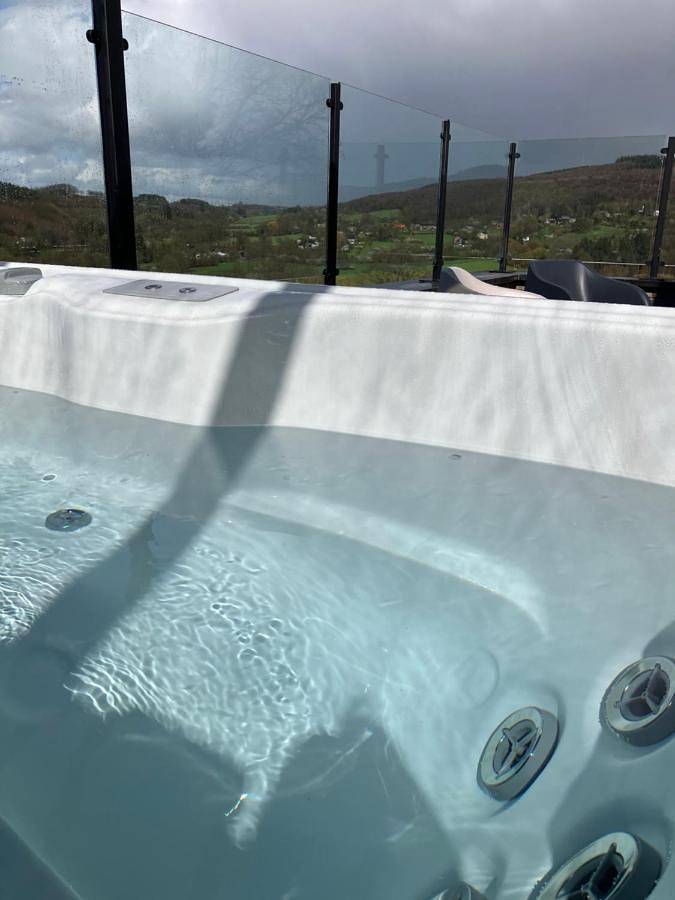 Location de vacances pour 9 personnes, avec Balcon et Jacuzzi ainsi que Terrasse et Jardin à Hotton