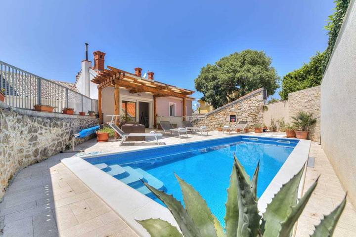 Location de vacances pour 10 personnes, avec jacuzzi ainsi que balcon et piscine, animaux acceptés à Novi Vinodolski - 4