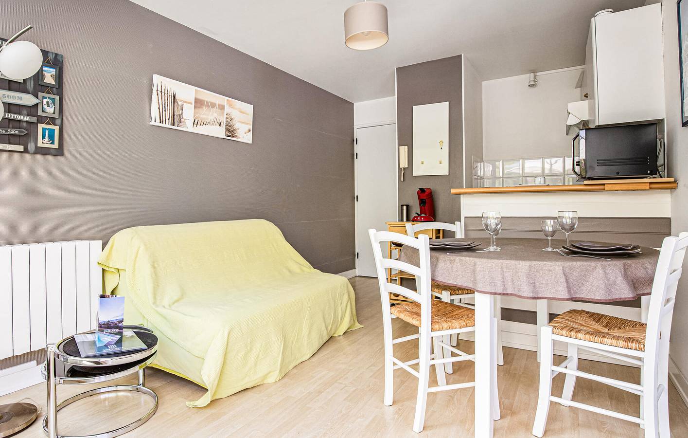 Appartement de vacances entier, Appartement confortable avec terrasse près de la Plage de la Concurrence in La Rochelle, Région de La Rochelle