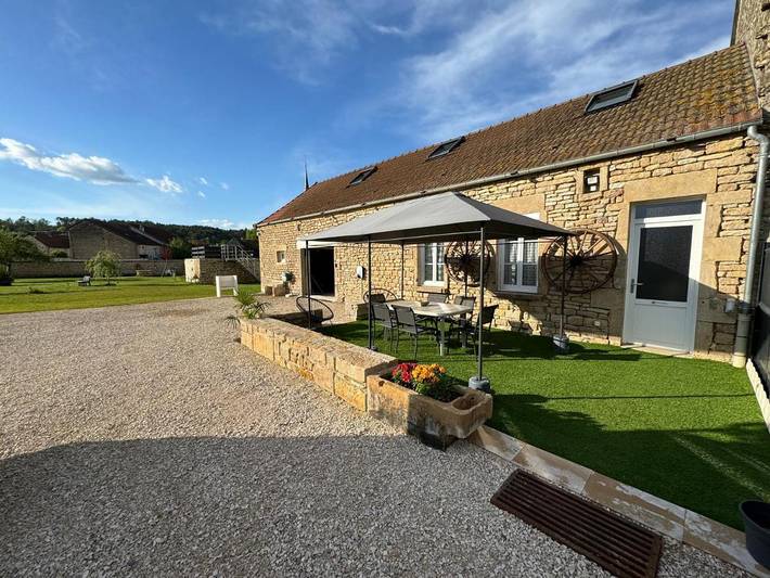 Location de vacances pour 6 personnes, avec jardin ainsi que piscine et vue à Gigny