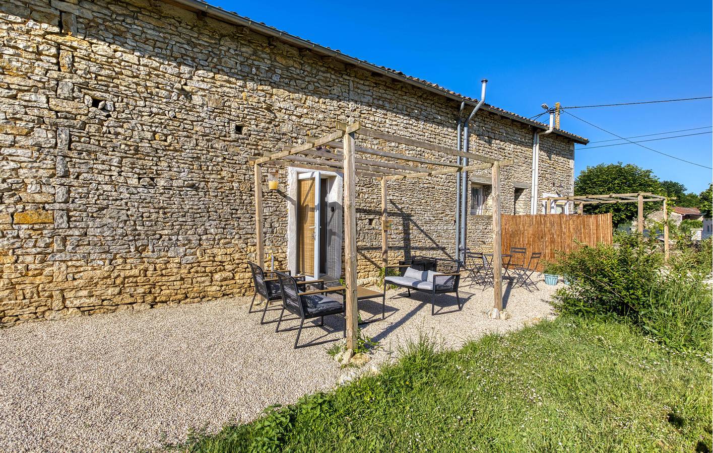 Acogedor apartamento con jardín, wifi y aparcamiento in Savigné, Vienne