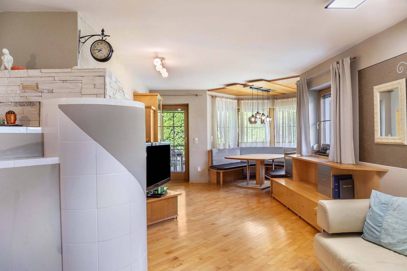 Entire apartment, Apartment 'Große Wohnung Mit Garten' with Mountain View, Private Terrace and Wi-Fi in Stubai Alps, Völs