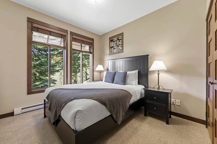 Vacation rental for 7 people, with hot tub and balcony in Sun Peaks