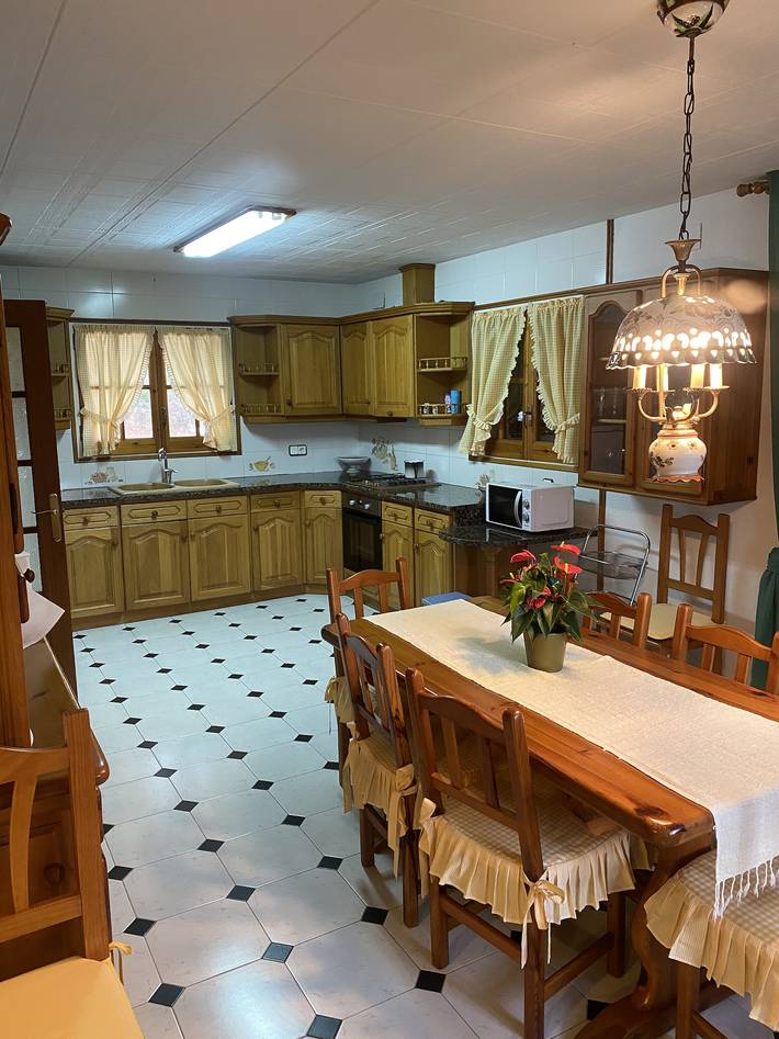 Chalet para 8 personas, con jacuzzi y piscina además de terraza y jardín en Cataluña - 4