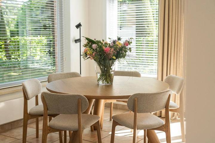 Location de vacances pour 6 personnes, avec vue ainsi que jardin et piscine à Izegem