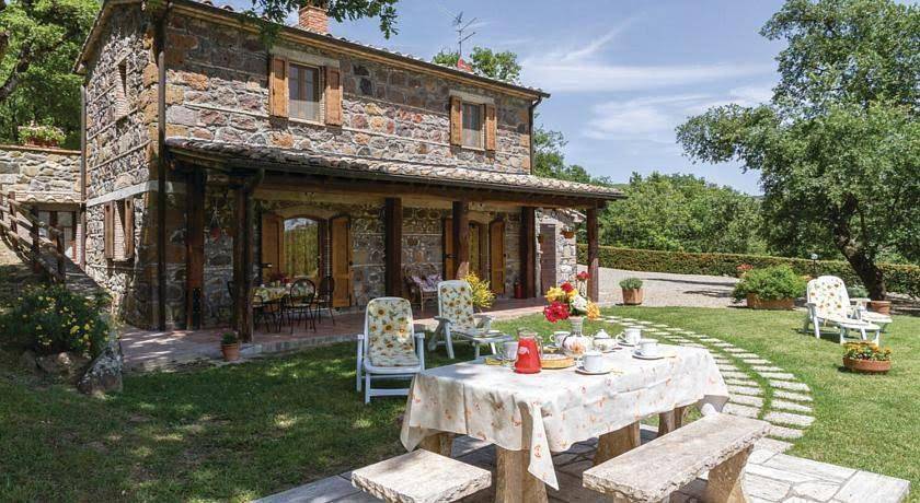 Agriturismo per 5 persone, con panorama e terrazza nonché giardino a Radicofani
