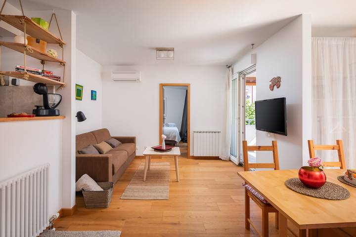 Entire holiday apartment, Modern apt with terrace 4 min walk to the beach in Split, Split-Dalmatia