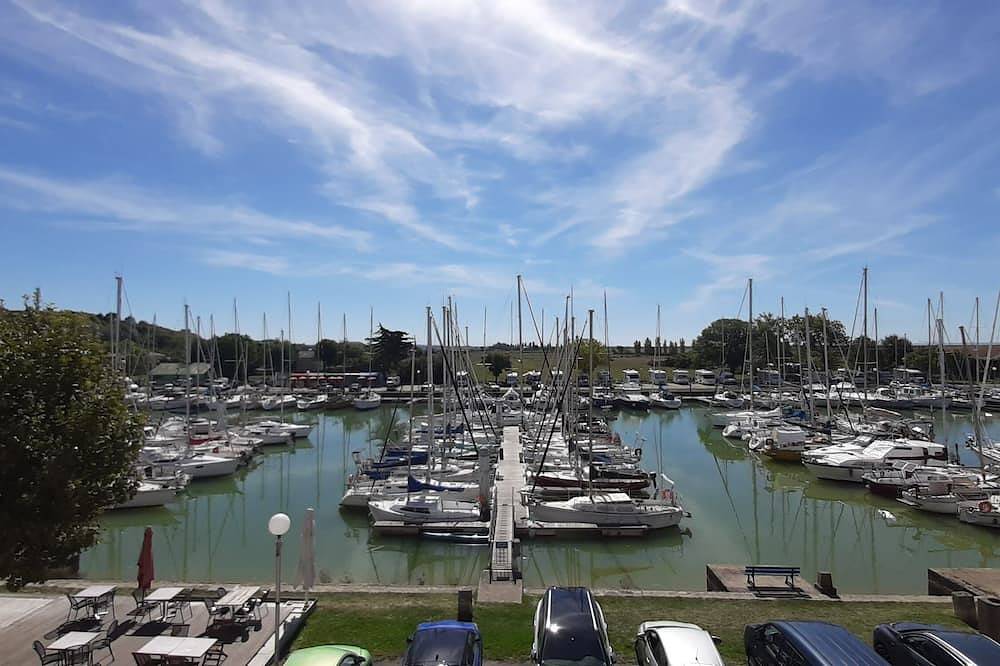 Gite with lovely view of the harbour, all comforts, 10/12 pers, ideal for family or friends in Mortagne-sur-Gironde, Saintes region