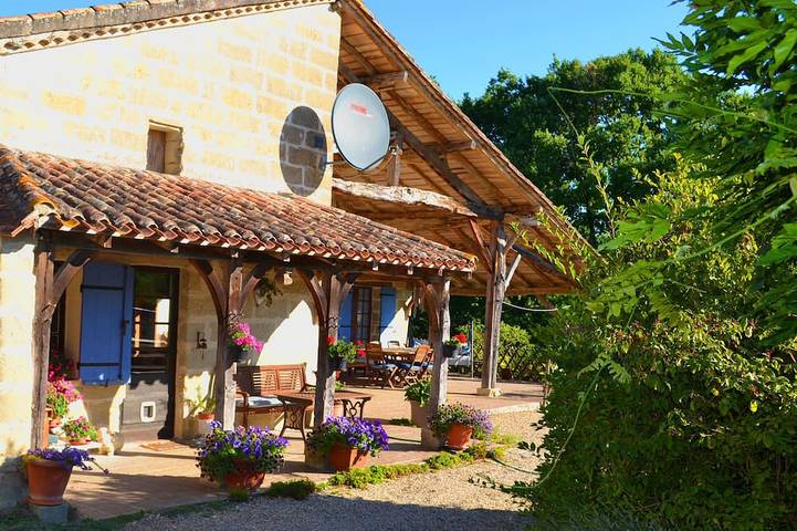 Gîte pour 10 personnes, avec terrasse ainsi que jardin et piscine à Saint-Barthélemy-d'Agenais