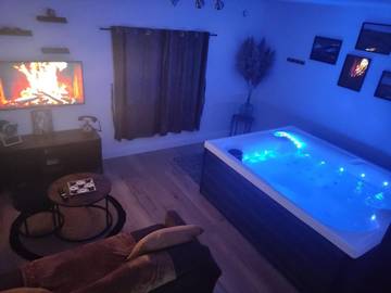 Gîte pour 2 personnes, avec vue ainsi que sauna et jardin, animaux acceptés à Domjean