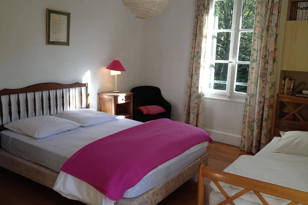 Gîte spacieux près de Thiers, 6 Ch, 14 pers Maison indépendante en gestion libre in Escoutoux, Région de Thiers