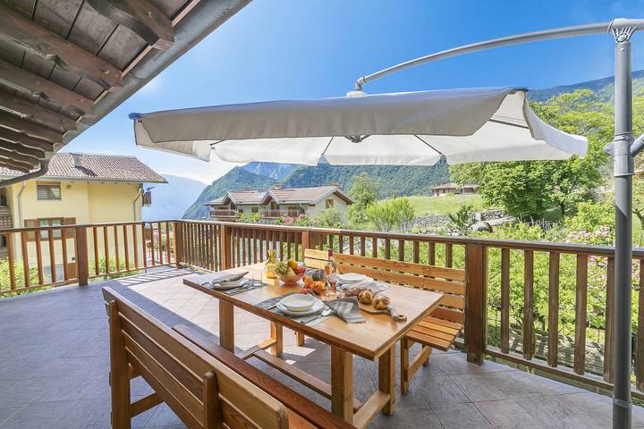 Ferienhaus für 5 Personen, mit Balkon und Terrasse sowie Seeblick in Tenno