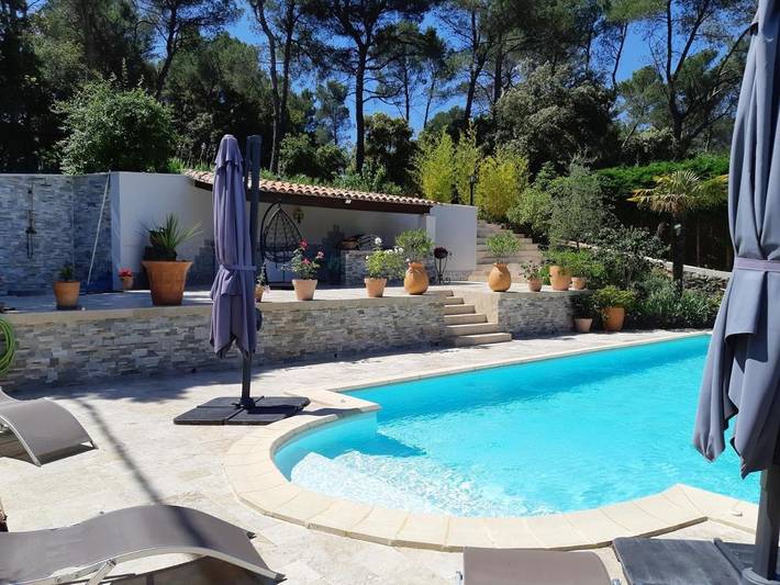 Location de vacances pour 2 personnes, avec vue ainsi que piscine et jardin à Belcodène - 3