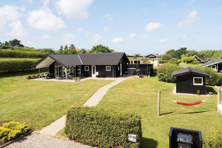 Ferienhaus für 6 Personen, mit Terrasse und Sauna sowie Whirlpool und Pool, kinderfreundlich